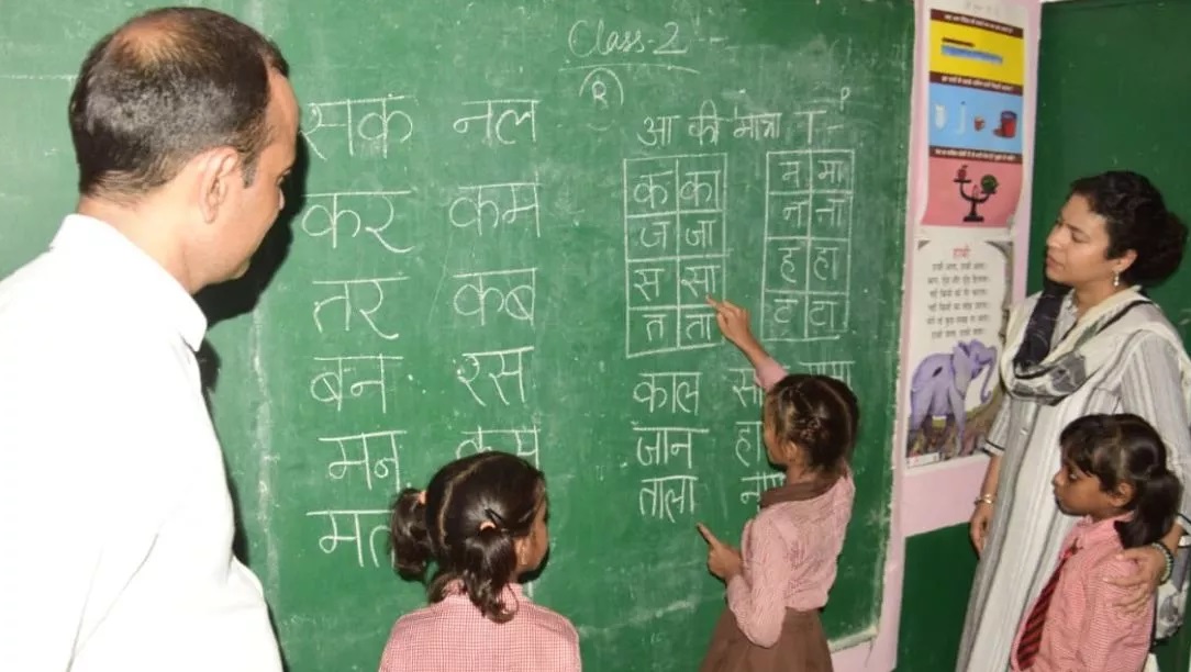 लखीमपुर खीरी की बेटियों के लिए डीएम की अनूठी पाठशाला.. बेटियों के उज्जवल भविष्य को लगेंगे चार चांद