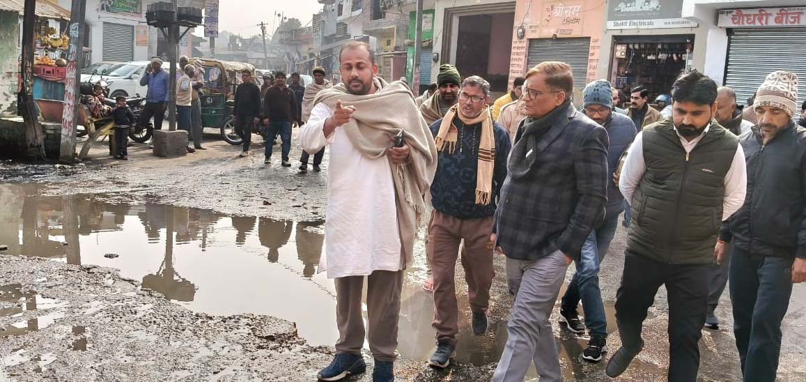 थानाभवन के हसनपुर लुहारी गांव का औचक निरीक्षण: सीडीओ ने तालाब-सड़क सफाई और हॉस्पिटल ताले पर दिए निर्देश