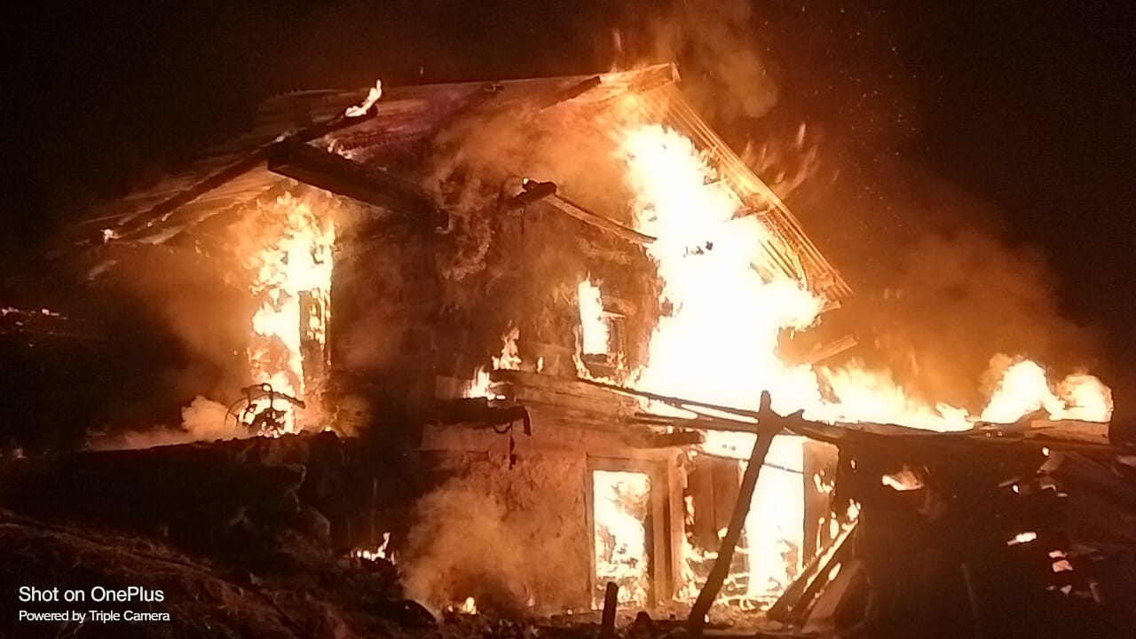 उत्तरकाशी के मोरी में भीषण अग्निकांड: गुराड़ी गांव में 3 घर राख, 14 मवेशियों की जलकर मौत
