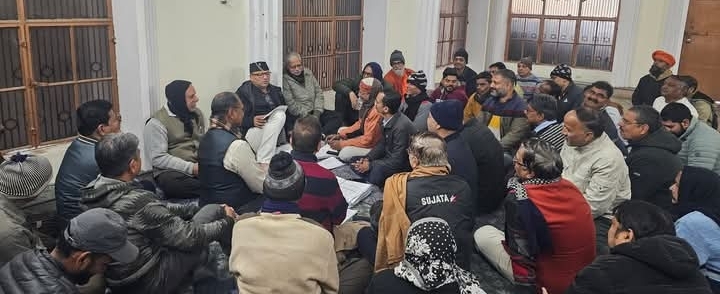 सादगी की मिसाल: दरी पर बैठकर विधायक ने बनाई रणनीति; मतदाता सूची से कटे नामों को फिर से जुड़वाने का अभियान