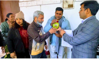 मुजफ्फरनगर में एडीएम ने नारियल पानी पिलाकर ख़त्म करवाई सुमित मलिक की भूख हड़ताल