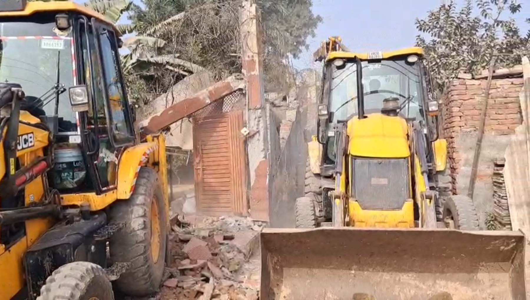 गुरुग्राम: बदमाश द्वारा अवैध कब्जा की गई सरकारी जमीन पर चला बुलडोजर