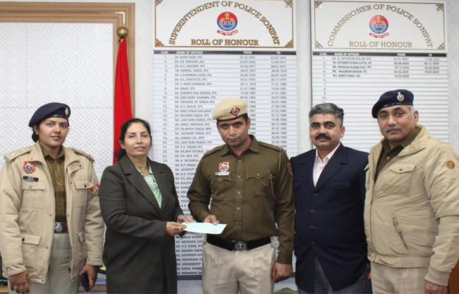सोनीपत पुलिस की मिसाल: साथी पुलिसकर्मी की बीमार बेटी के इलाज के लिए जुटाए 10 लाख रुपये