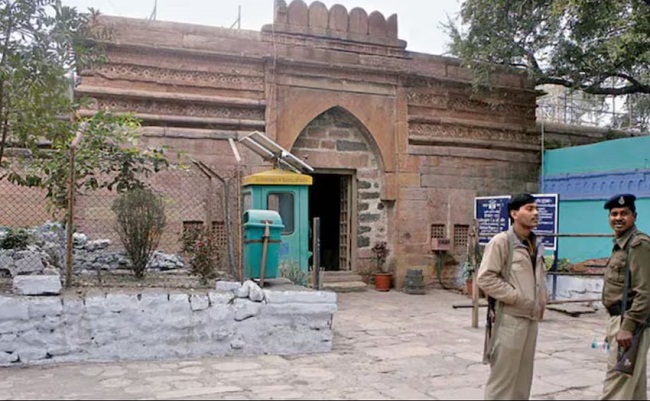 बसंत पंचमी पर पूजा और जुमे की नमाज पुलिस के लिए चुनौती..8 हजार से ज्यादा जवान तैनात, ड्रोन से होगी निगरानी