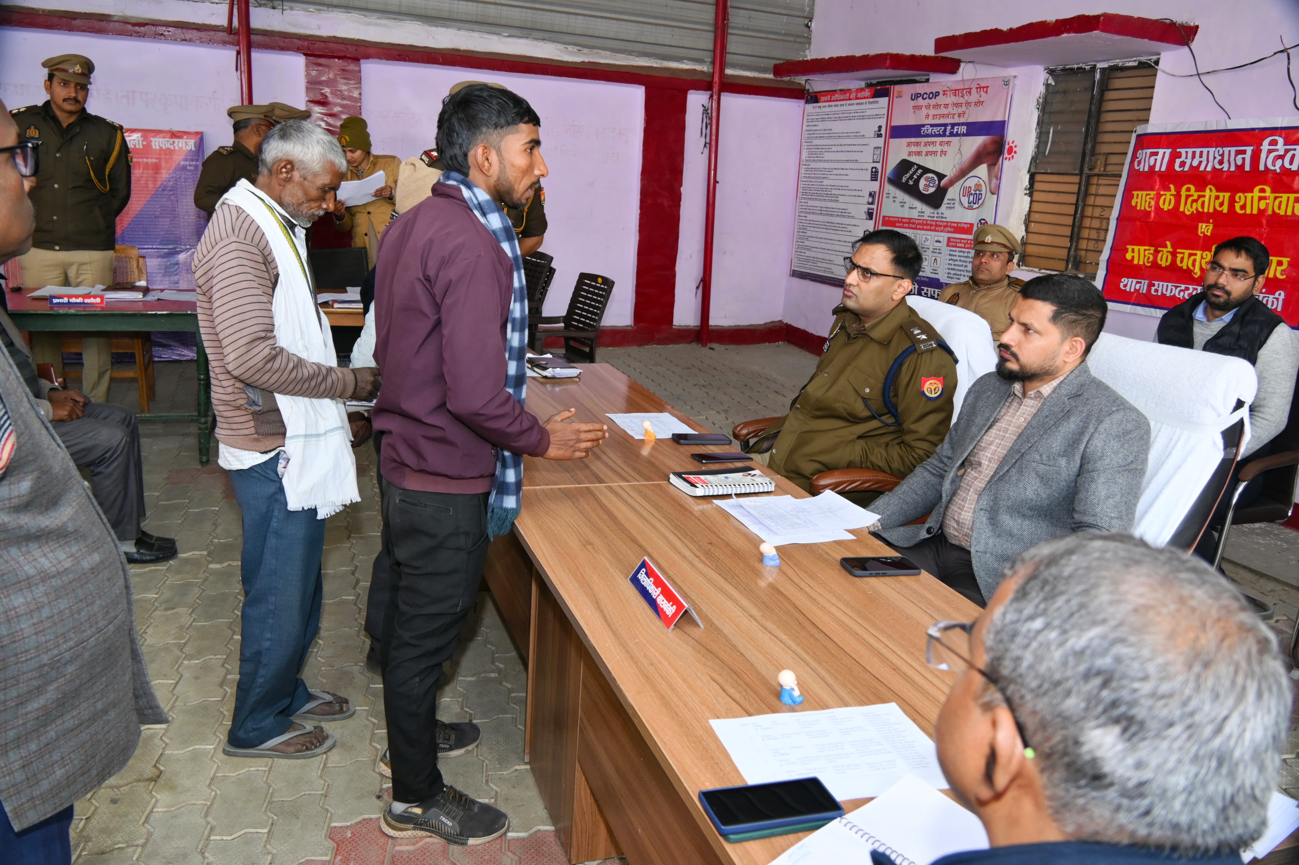 उत्तर प्रदेश- डीएम और एसपी ने थाना समाधान दिवस में लाेगाें की जनसमस्याएं सुनी
