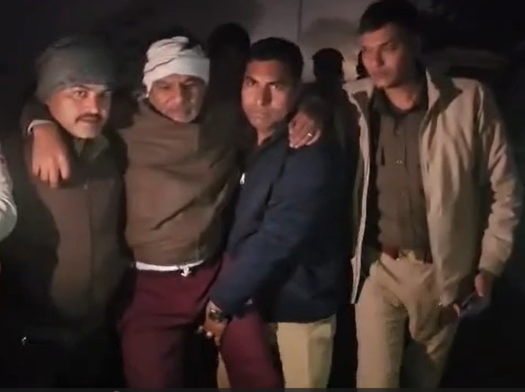 फिरोजाबाद पुलिस मुठभेड़: एटा का इनामी बदमाश गोली लगने से घायल, पुलिस ने दबोचा