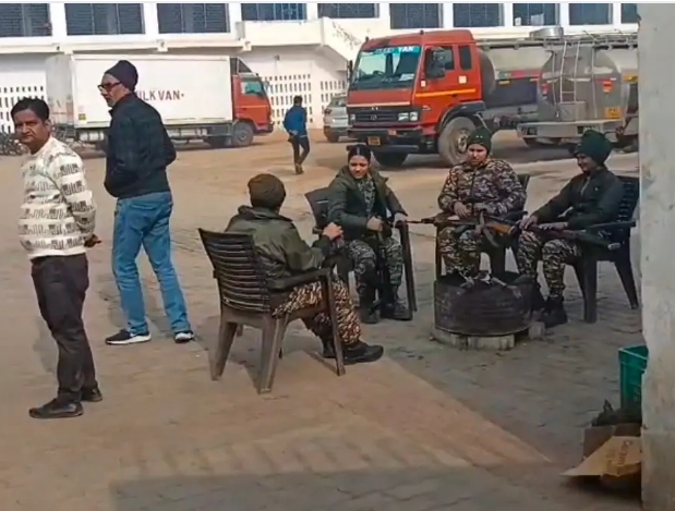 आनंदा डेयरी में चल रही छापेमारी, आयकर टीम के अधिकारी की बिगड़ी तबीयत