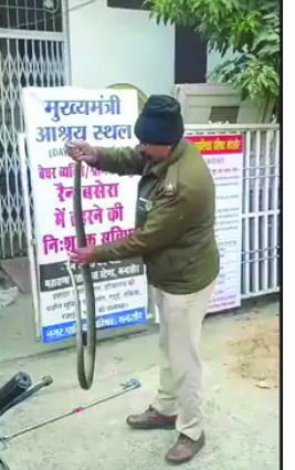 मध्‍यप्रदेश:  रेन बसेरा में निकला 7 फीट लंबा घोड़ा पछाड़ सांप, रेस्क्यू कर छोड़ा  