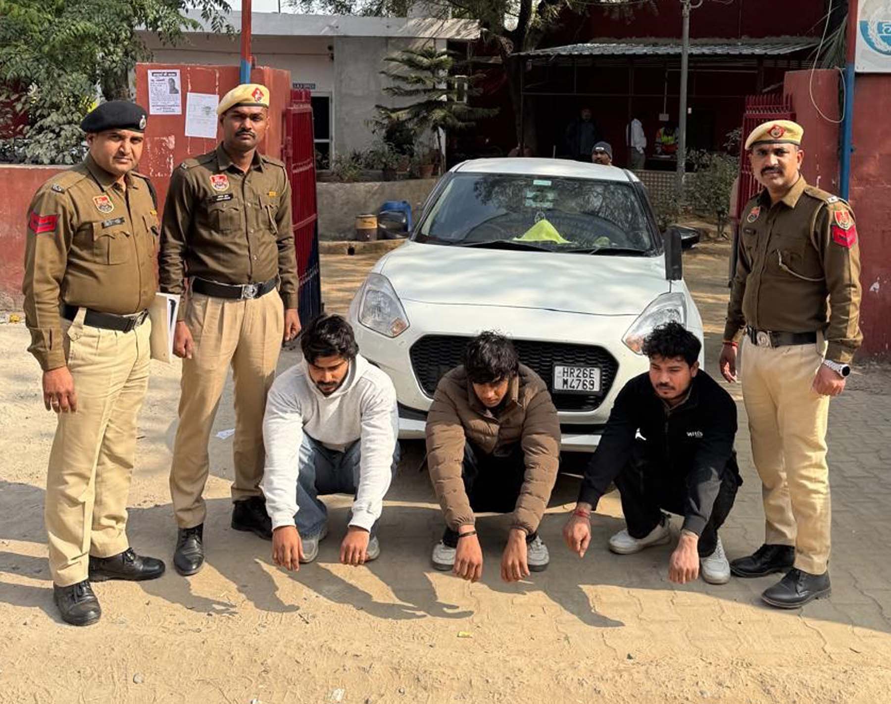 गुरुग्राम: एक्सप्रेसवे पर स्विफ्ट कार से युवाओं ने फिर की स्टंटबाजी, तीन गिरफ्तार