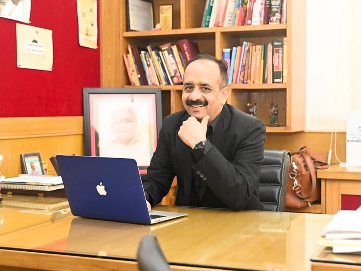 मेरठ के सत्यकाम स्कूल के पूर्व डायरेक्टर गिरफ्तार, 3 करोड़ के गबन का आरोप; थाने पर समर्थकों का हंगामा