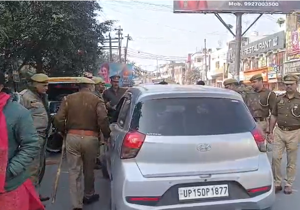 गणतंत्र दिवस पर मुजफ्फरनगर में अभेद्य सुरक्षा: सड़कों पर उतरे एसपी सिटी, महावीर चौक पर कारों से उतरवाई काली फिल्म
