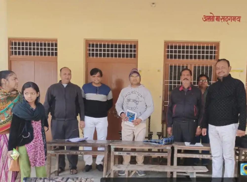 हाथरस में एईआरओ ने किया बूथों का निरीक्षण