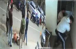 दिल्ली के लक्ष्मी नगर में हैवानियत: बाप-बेटे को नग्न कर सड़क पर पीटा, वीडियो वायरल, आरोपी गिरफ्तार