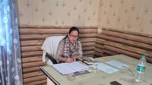 मथुरा BSA को शिक्षक ने की रिश्वत की पेशकश: अधिकारी ने ऑफिस से निकाला बाहर.. सस्पेंशन के बदले नोटों की गड्डी देने की कोशिश