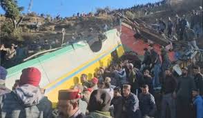 हिमाचल प्रदेश: हरिपुरधार में निजी बस 400 मीटर गहरी खाई में गिरी, आठ लोगों की मौत की आशंका