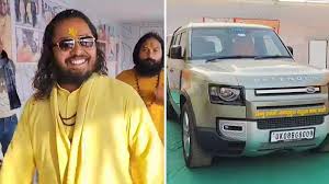महंगी गाड़ियों के शौकीन सतुआ बाबा बने आकर्षण, ₹5.5 करोड़ की पोर्शे और डिफेंडर से मचाई हलचल