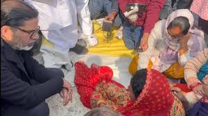 पटना के गर्ल्स हॉस्टल में लड़की की संदिग्ध मौत के बाद परिजनों से मिले प्रशांत किशोर, नए सिरे से जांच की मांग की