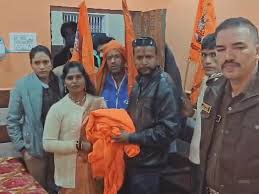 ताजमहल में भगवा झंडा ले जा रहे हिंदूवादी संगठन के कार्यकर्ताओं को पुलिस ने रोका..मचा हंगामा