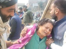 सुलतानपुर में प्रसूता की मौत से बिफरे परिजनो ने नायब तहसीलदार की गाड़ी पर किया पथराव