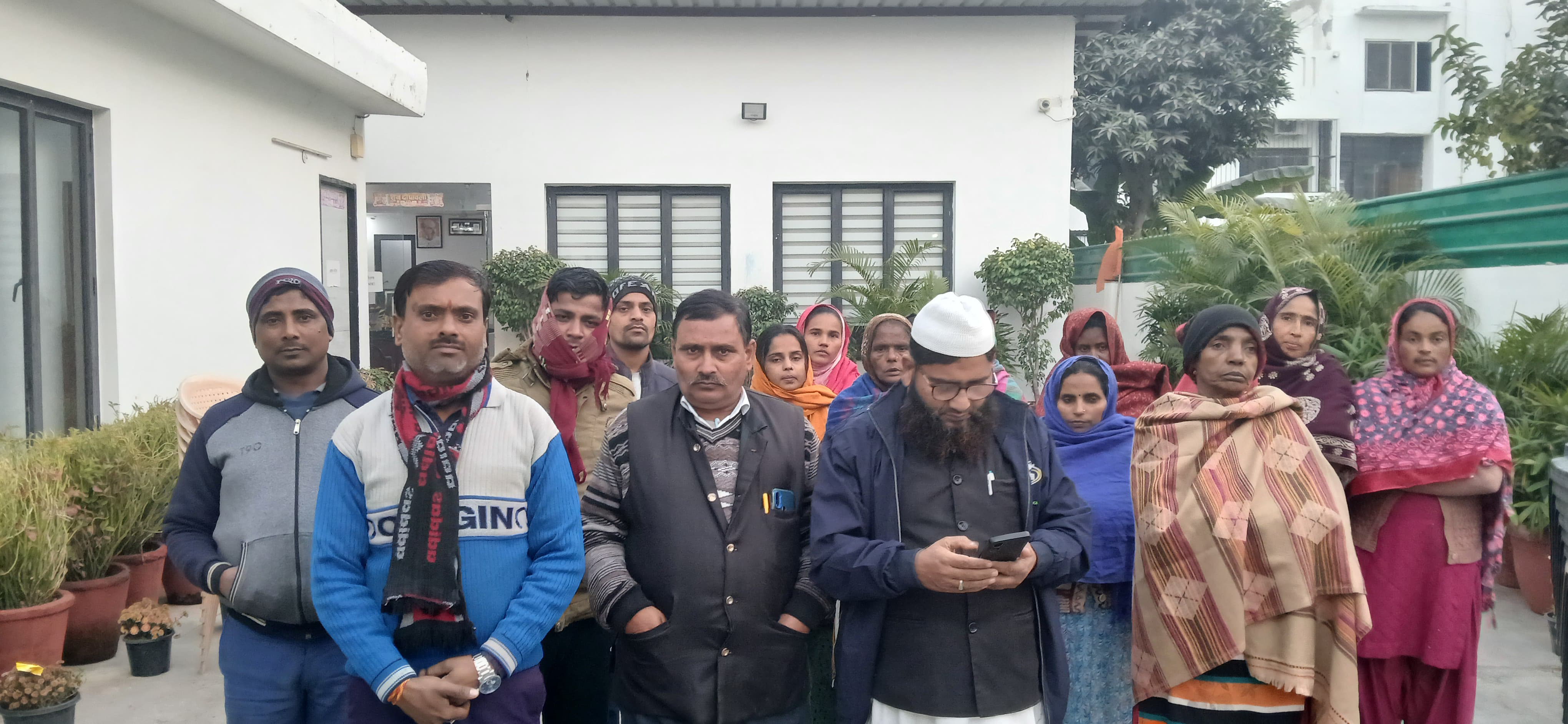 नोएडा विधायक से परिजनों ने लगाई युवक काे ढूंढने की गुहार , तीन दिन पहले गहरे नाले में डूबा था