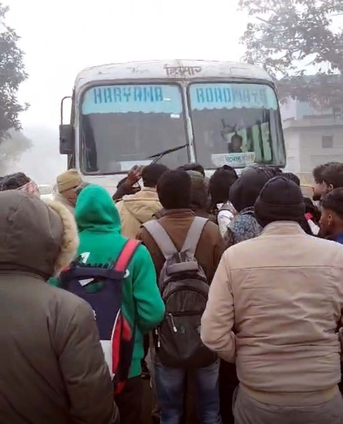 हिसार में छात्रों का हंगामा: रोडवेज बसों का चक्का जाम, डेढ़ घंटे तक ठप रहा दिल्ली रोड; DSP ने खुलवाया जाम