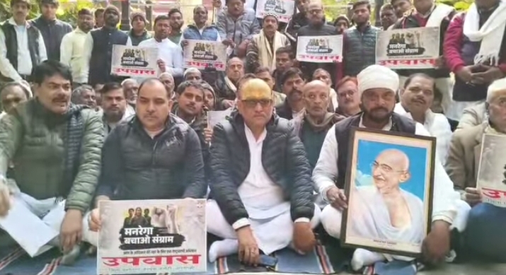 हाउस अरेस्ट तोड़कर प्रदर्शन में शामिल हुए अजय राय.. पुलिस के हाथ-पांव फूले, बैरिकेडिंग फांदकर निकले