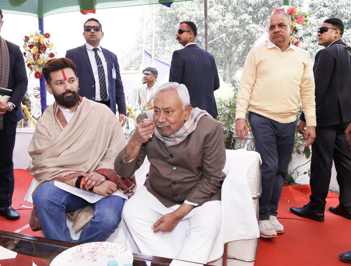 चिराग पासवान के दही-चूड़ा भोज में पहुंचे CM नीतीश कुमार, NDA की एकजुटता का दिखा नजारा