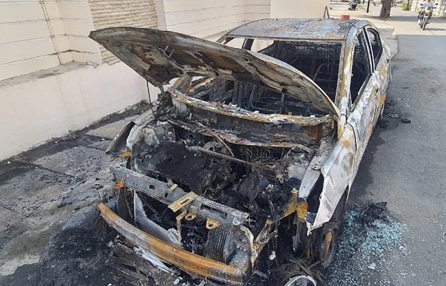 बदमाशों ने कारोबारी की 11.50 लाख रुपये की कार में लगाई आग, जलकर हुई खाक