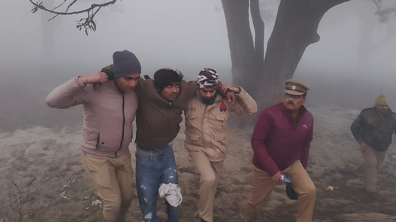 कन्नौज: जेल से फरार डंपी उर्फ शिवा पुलिस मुठभेड़ में घायल..बांये पैर में गोली लगी