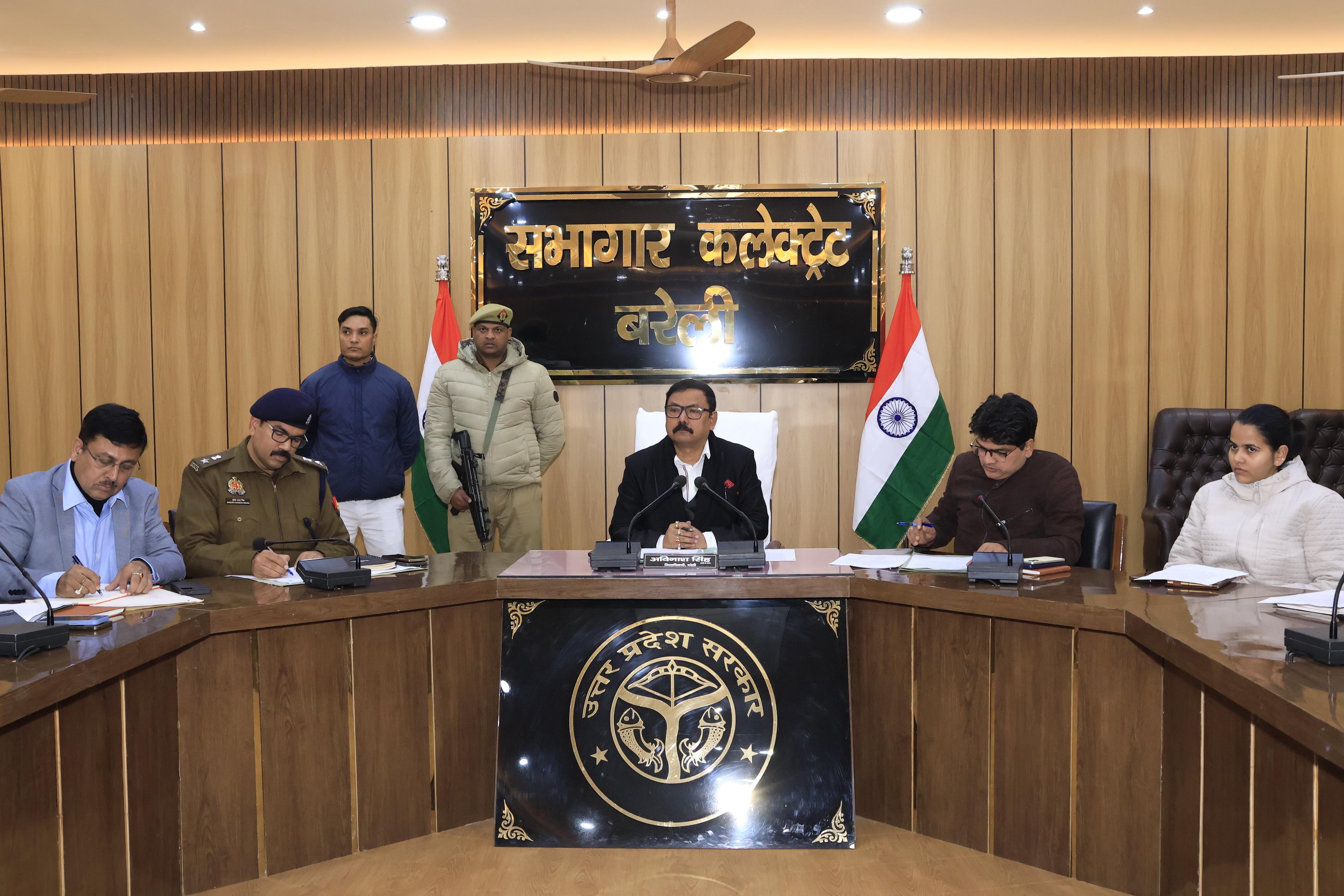 DM का सख्त फरमान: बीच सड़क गाड़ी लॉक करने वाले चालकों पर लगेगा 'गुण्डा एक्ट', मालिकों पर 'गैंगस्टर'