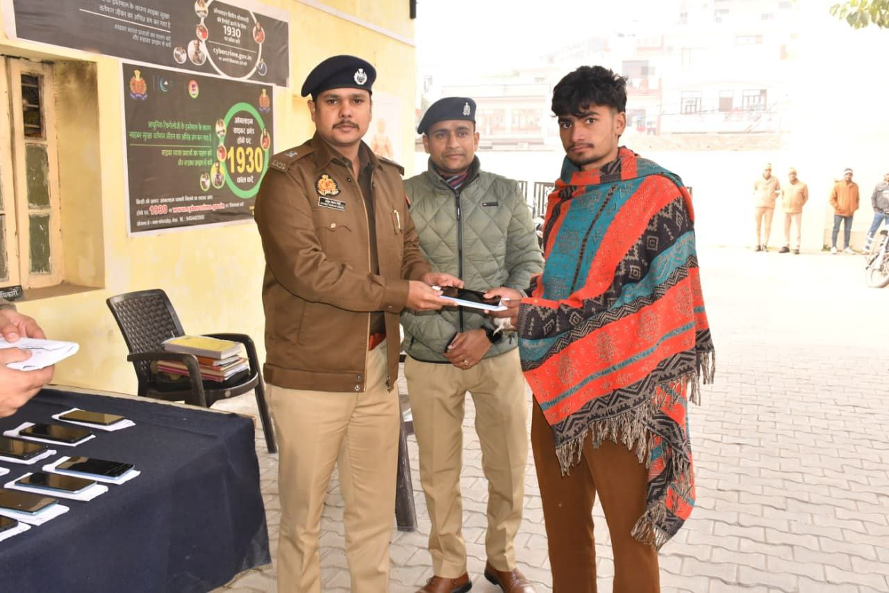 मेरठ में साईबर हेल्प डेस्क की मदद से 21 गुमशुदा मोबाइल फोन बरामद