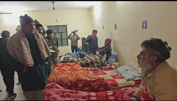 मेरठ में प्रभारी मंत्री धर्मपाल सिंह ने रैनबसेरों और शीतकालीन व्यवस्थाओं का निरीक्षण किया