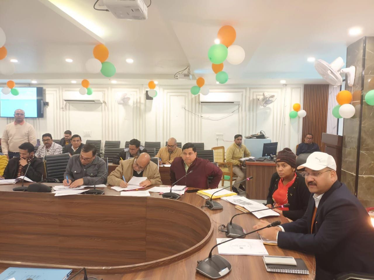 मेरठ में डीएम की समीक्षा बैठक: विकास परियोजनाओं को समय पर पूरा करने के सख्त निर्देश