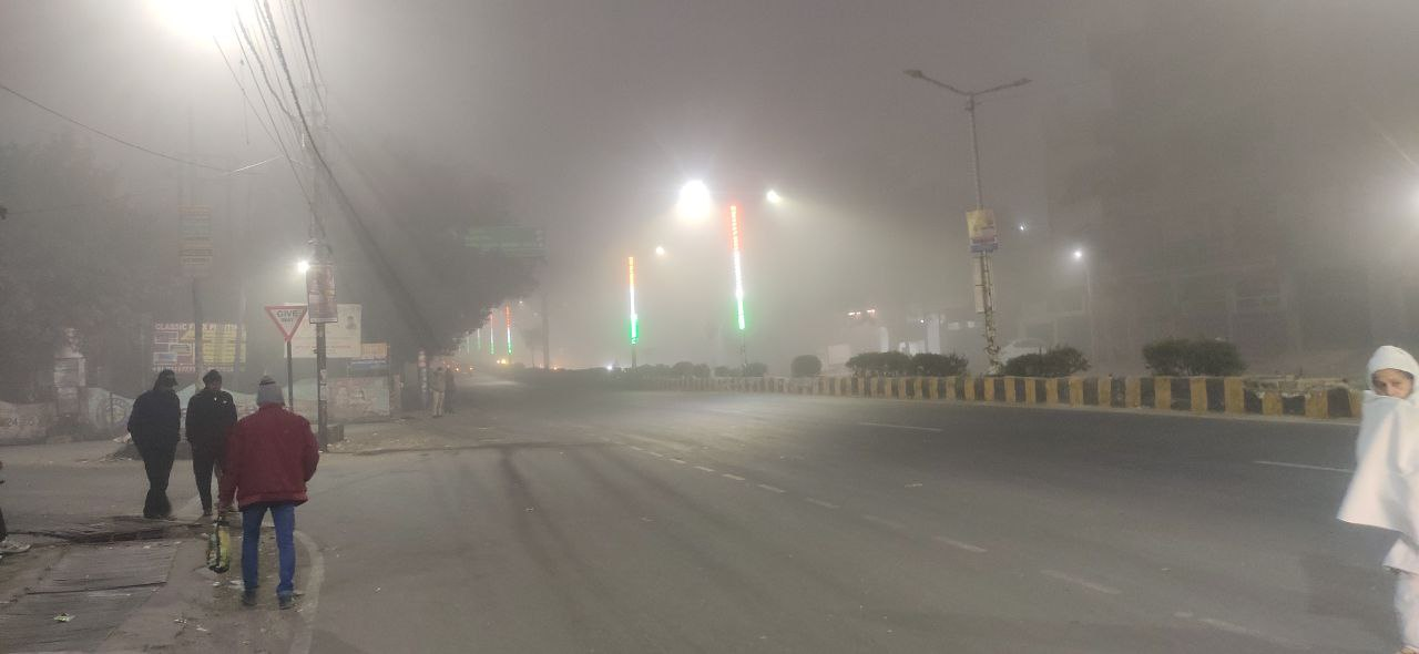 मेरठ और पश्चिम उत्तर प्रदेश में कड़ाके की ठंड और घना कोहरा, यातायात प्रभावित, हवा जहरीली