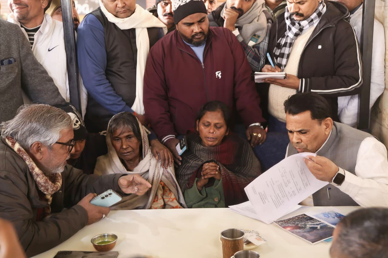 सोनू के परिवार से मिलने जा रहे मंत्री नरेंद्र कश्यप को भी पुलिस ने रोका, परिजनों ने पुलिस पर लगाए आरोप, मंत्री ने दिलाया भरोसा 