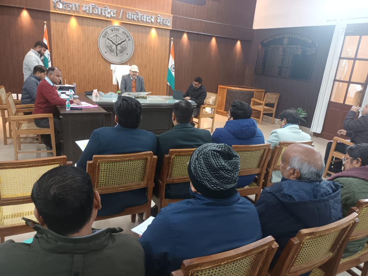 मेरठ में जिलाधिकारी की अध्यक्षता में शुद्ध पेयजल आपूर्ति पर समीक्षा बैठक, तीन दिनों में जांच रिपोर्ट सौंपने के निर्देश