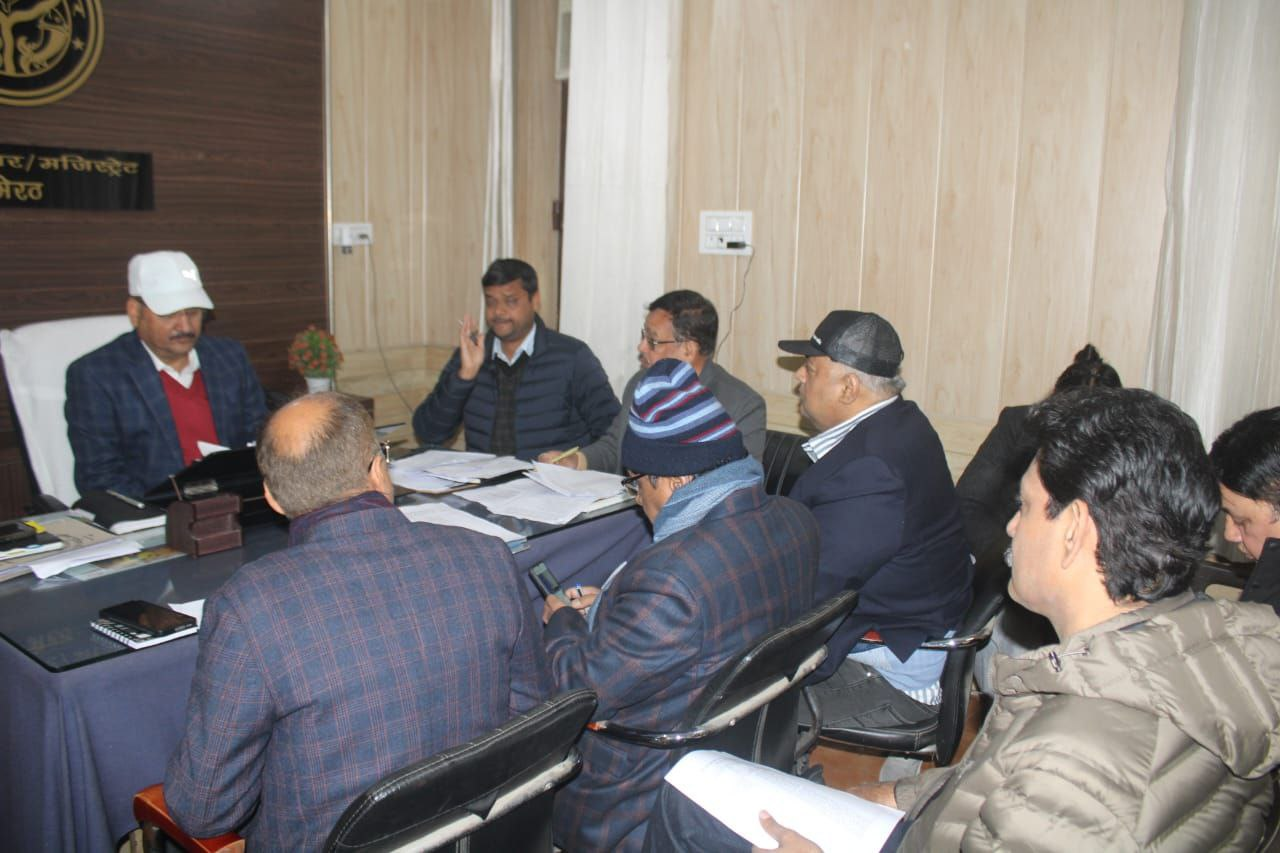 मेरठ: जिलाधिकारी डॉ. वी.के. सिंह की अध्यक्षता में सड़क सुरक्षा समिति की बैठक, अवैध वाहनों और अतिक्रमण पर सख्त कार्रवाई