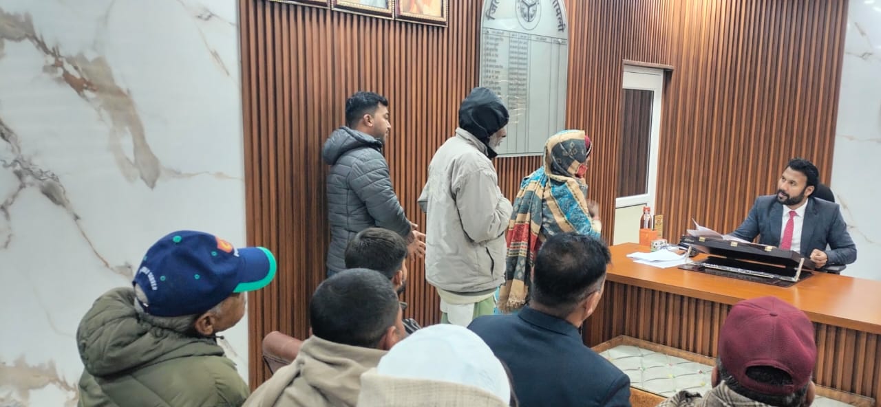 शामली: DM अरविंद कुमार चौहान ने जनता दर्शन में शिकायतों का किया निस्तारण, अधिकारियों को दिए सख्त निर्देश