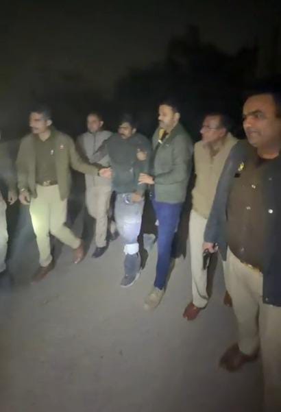 नोएडा में पुलिस मुठभेड़: टैक्सी से लूट करने वाले गिरोह के दो बदमाश घायल, एक गिरफ्तार