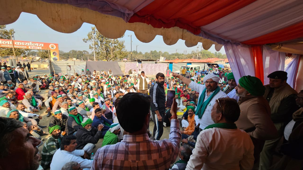 भाकियू के राष्ट्रीय चिंतन शिविर में अंतिम दिन हुआ 'रेल या जेल' का संग्राम; गौरव टिकैत के नेतृत्व में घेरा मेला अधिकारी का दफ्तर