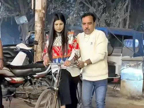 मेरठ में  '10 रुपये का बिस्कुट' वाला  शादाब जकाती फिर विवाद ने, खुर्शीद ने फिर लगाए-बीवी कब्जाने के आरोप 