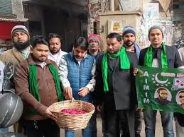 मेरठ में AIMIM कार्यकर्ताओं ने आम लोगों में फूल और पेन बांटकर अमन-शांति का संदेश दिया
