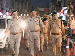 मेरठ में कानून-व्यवस्था मजबूत करने के लिए पुलिस और RAF का फ्लैग मार्च, SP सिटी ने संभाली कमान