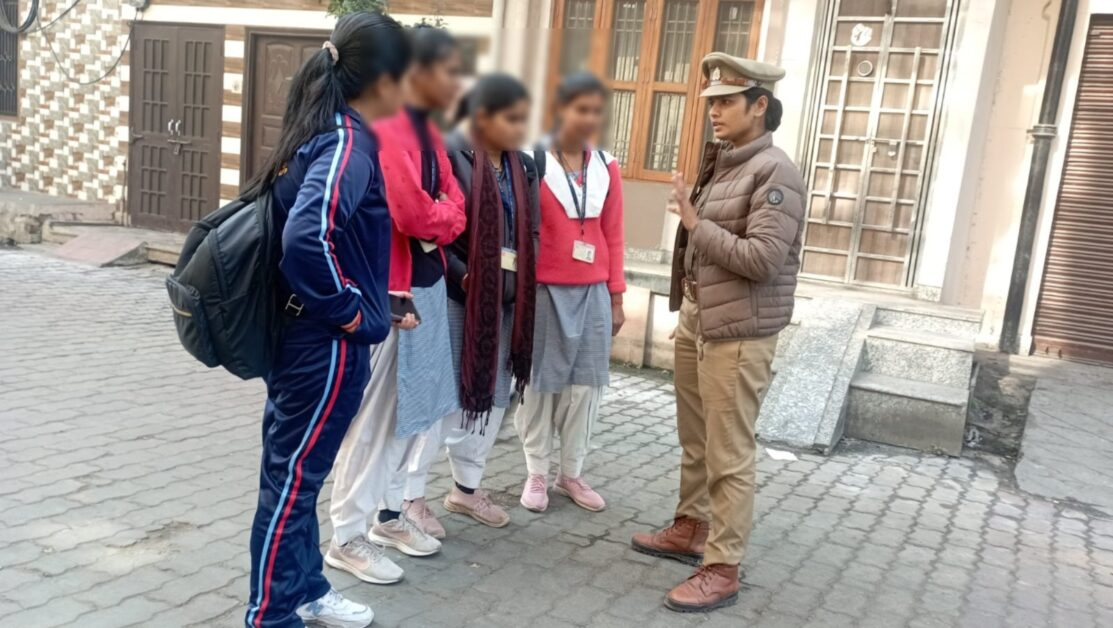 मुजफ्फरनगर पुलिस का एक्शन: 'मिशन शक्ति 5.0' के तहत एंटी-रोमियो टीमों ने महिलाओं को सिखाया सुरक्षा का पाठ, हेल्पलाइन नंबरों की दी जानकारी