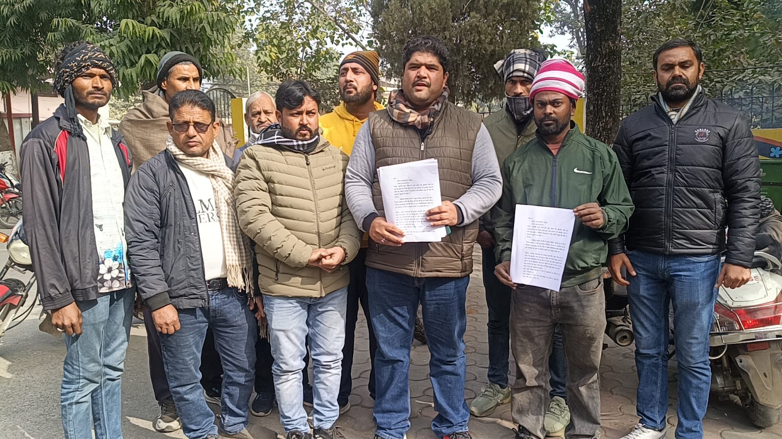 मुजफ्फरनगर: शिकायत करने पर नौकरी से निकाला गया, घर में आग लगाई गई और झूठे पुलिस केस, पूर्व कर्मचारी ने गंभीर आरोप लगाए