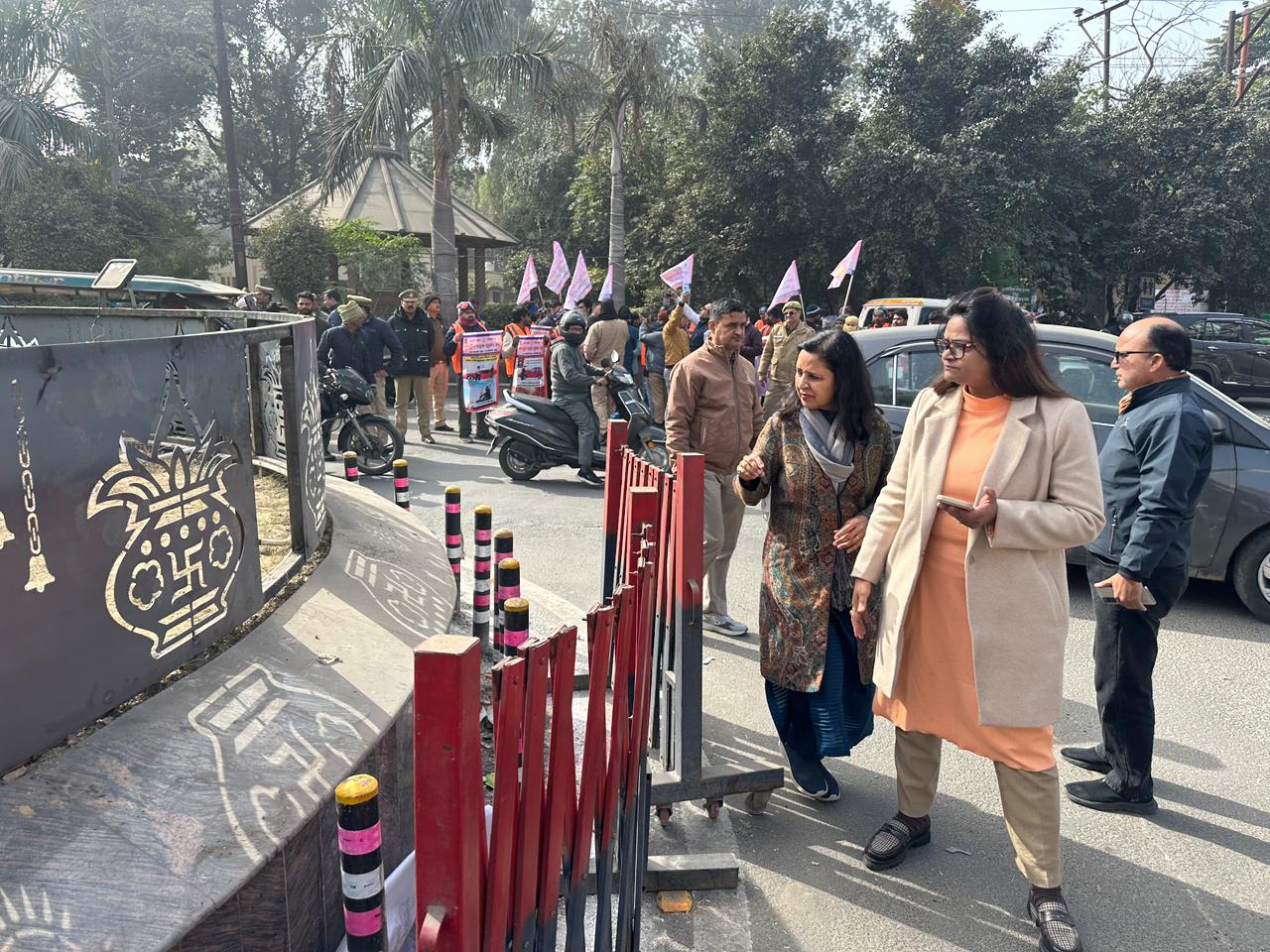 मुजफ्फरनगर में महावीर चौक सौंदर्यकरण कार्य का नगरपालिका अध्यक्ष मीनाक्षी स्वरूप ने किया औचक निरीक्षण