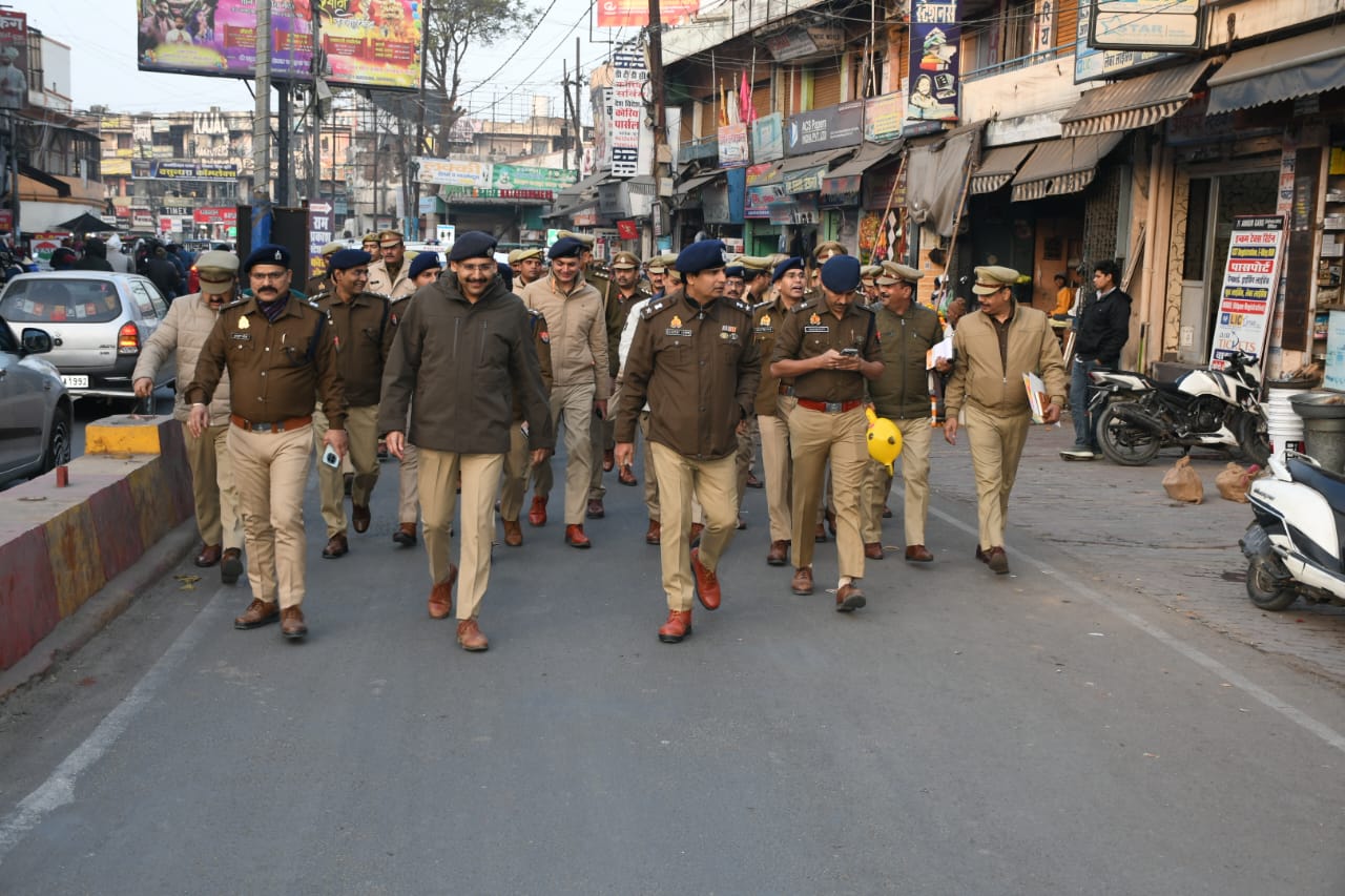 मुज़फ्फरनगर: वरिष्ठ पुलिस अधीक्षक ने नगर क्षेत्र में फ्लैग मार्च कर सुरक्षा व्यवस्था का लिया जायजा