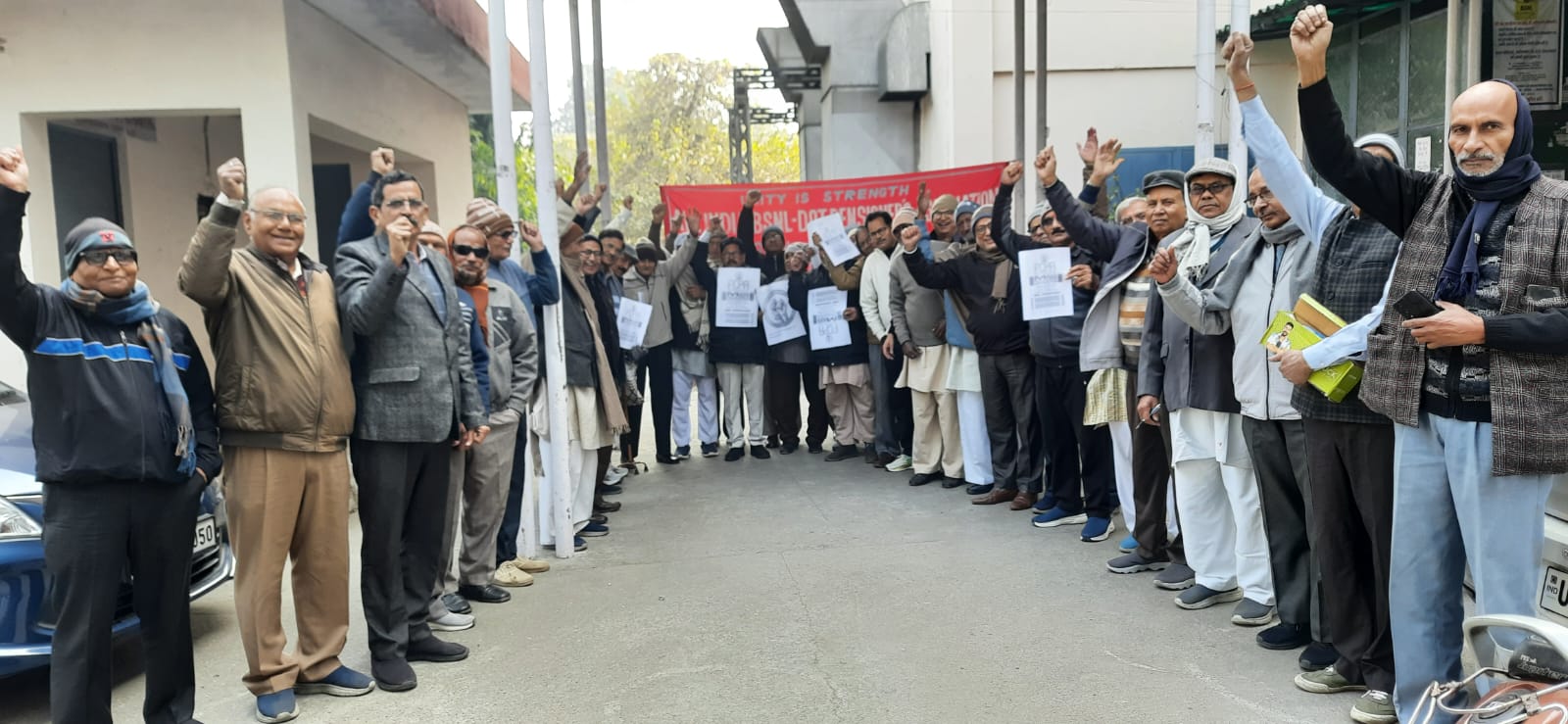 मुजफ्फरनगरः पेंशन वैलिडेशन अधिनियम की वापसी व 8वें वेतन आयोग की शर्तों में संशोधन की मांग को लेकर पेंशनर्स का धरना