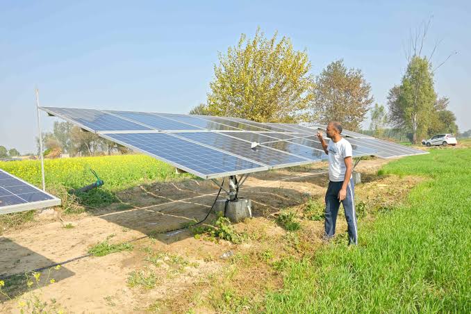 सोलर पैनल रखरखाव गाइड, किसानों के लिए बड़ी बचत, सही सफाई से बढ़ेगी बिजली और मुनाफा