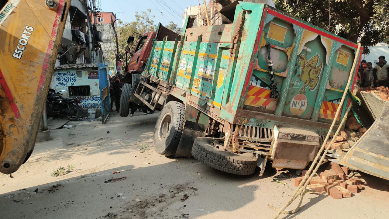 गाजियाबाद: इंदिरापुरम में ट्रक पलटा, दो लोग घायल, सड़क पर हड़कंप